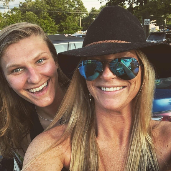 Meet your Posher, Kate 💕🎶✨🍄‍🟫⚡🌎🎨☀️ - Picture 10 of 10